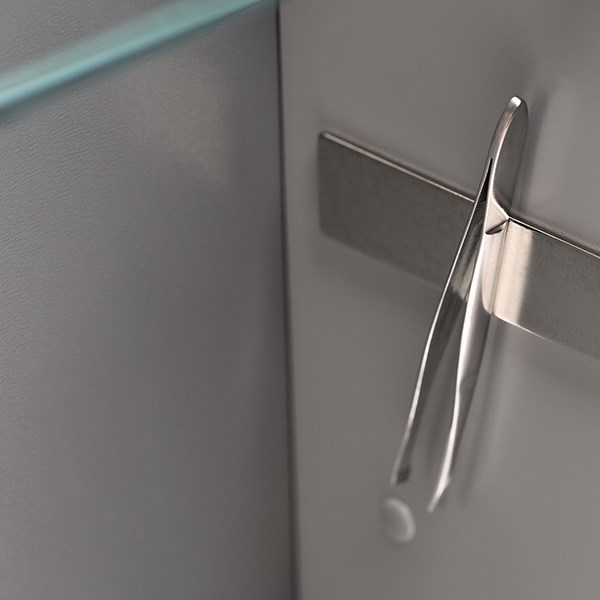 Magneettipidike pitää metalliesineet tallessa, joilla on tapana kadota kuten pinsetit ja kynsileikkurit.
