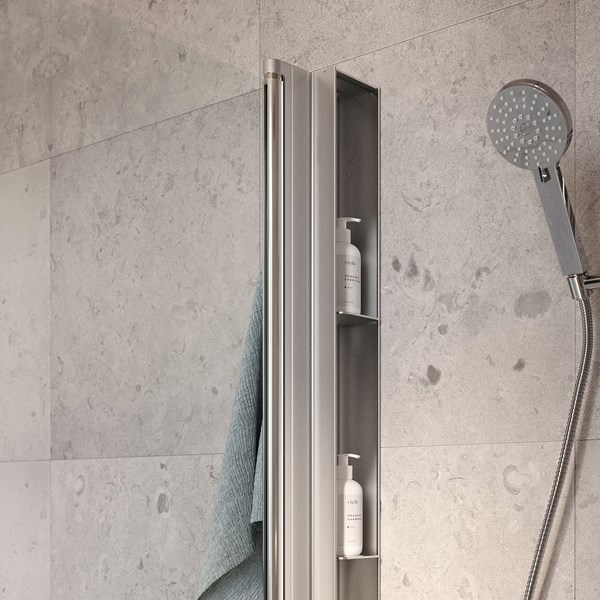 Pile on innovatiivinen suihkusäilytysratkaisu, joka sulautuu Linc-sarjan seinäprofiiliin. Hylly on saatavana samoilla viimeistelyillä kuin suihkuseinä.