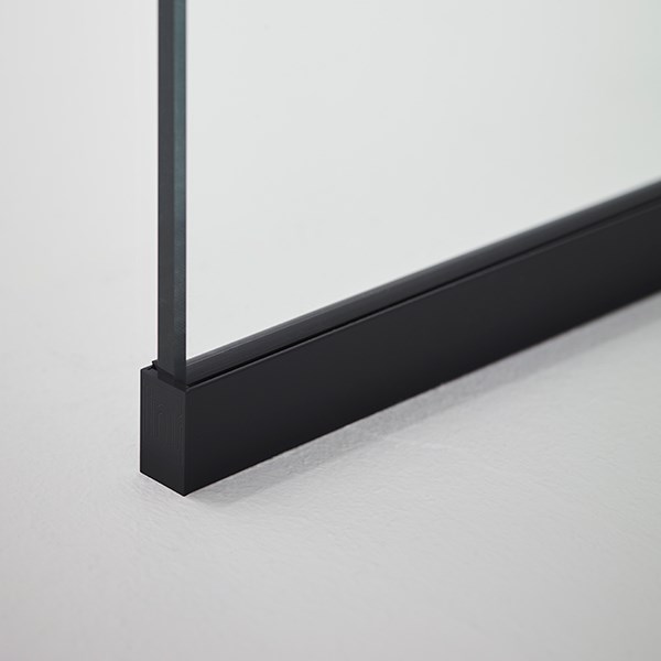 Arc Frame -suihkuseinissä on tyylikäs alumiinilista, joka on tiivis lattiaa, seinää ja kattoa vasten.