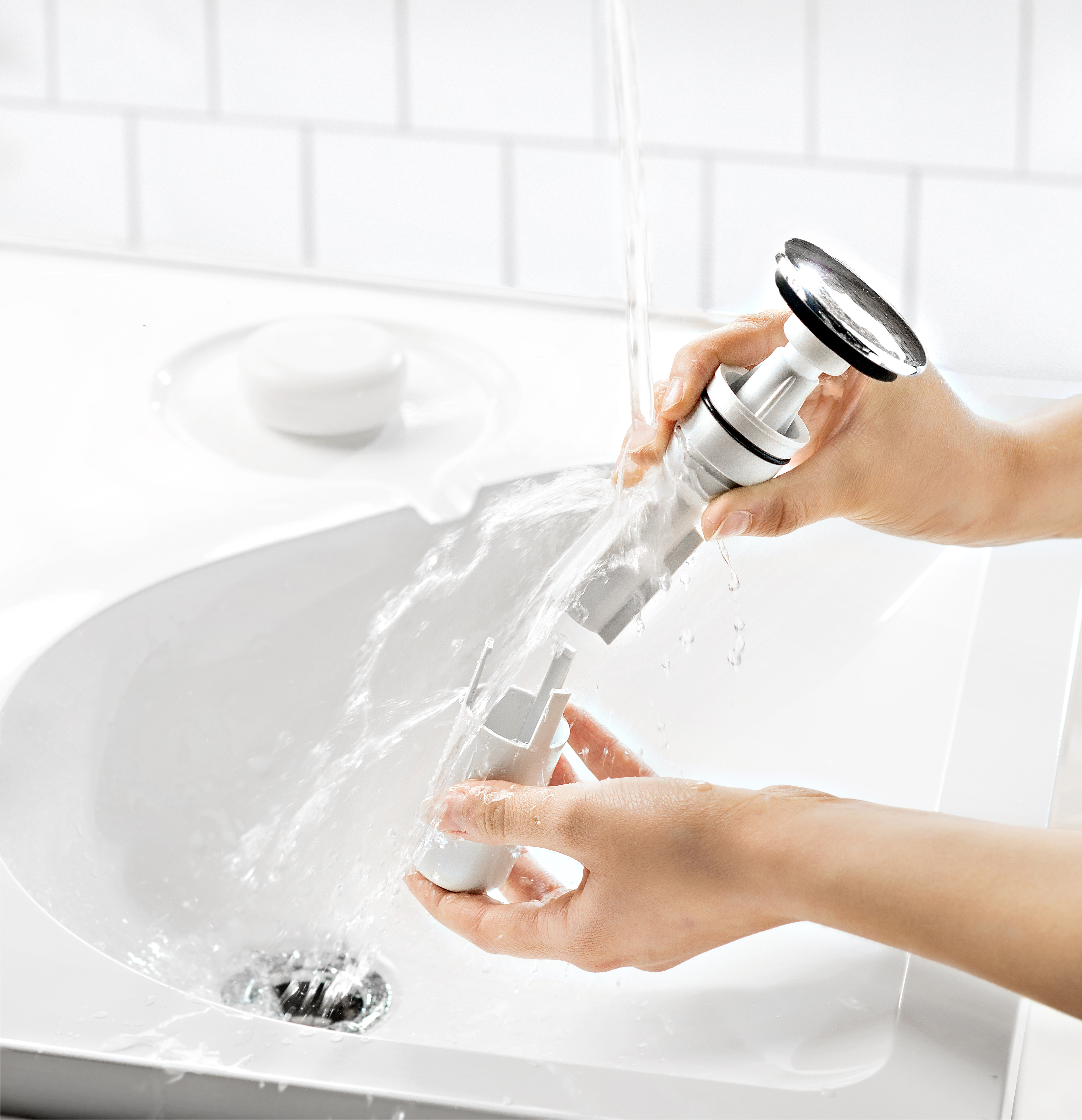 Vesilukko Easy-Clean. Nosta vain ylös, huuhtele ja laita takaisin.
