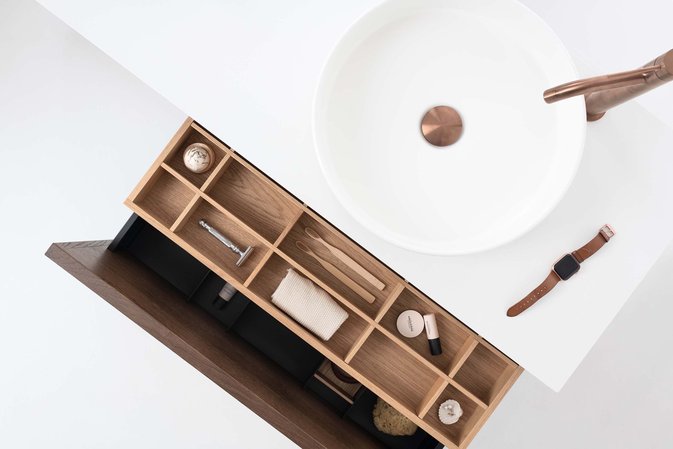 Air Wood, Dark Oak ja pesuallashana Steel Voyage, Brushed Bronze.