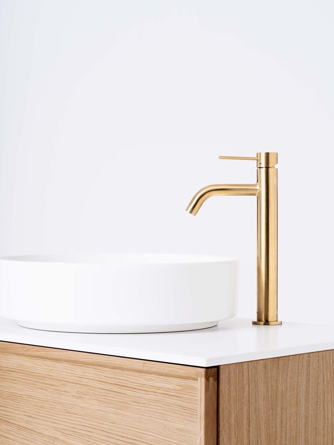 Air Wood, Natural Oak ja Brushed Brass.