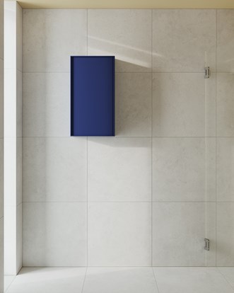 Väggskåp Nema 40/15 i NCS S 6030-R70B med handdukstork Line och Stenvide Drift 60x60.