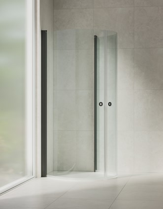 Linc Monument Matte Black yhdistettynä Stenvide Fog 60x60 -laattaan.
