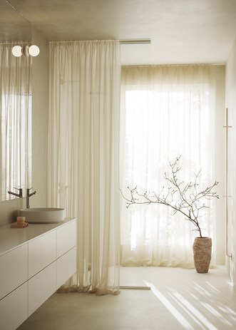Allaskaluste Core Solid Unlimited Flow-tasolla ja Soak-pesualtaalla.