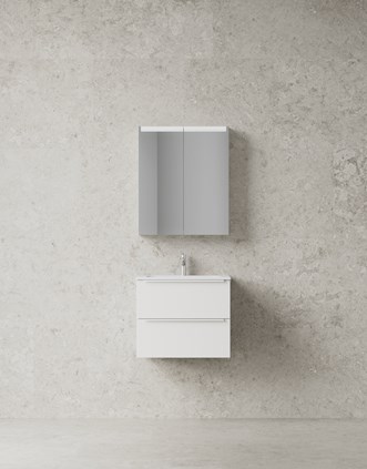 Core Avant 60 sävyssä Pure White, yhdistettynä Stage 60 -peilikaappiin ja Alvaret Ash 60x120 -laattaan.