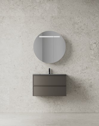Core Nema 80 sävyssä Carbon Grey, yhdistettynä Circ-peilikaappiin. Alvaret Ash 60x120.