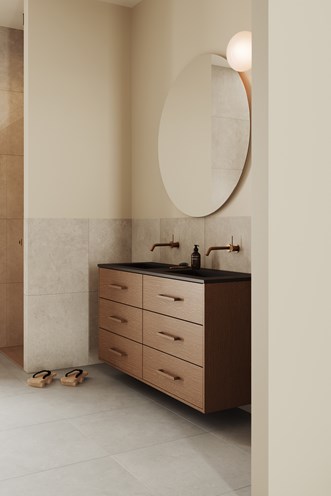 Terra Solid 140D sävyssä Dark Oak, Wave-pöytätasolla sävyssä Umber ja Loox 110 -peilillä. Stenvide Hay 60x60.