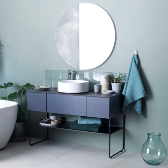 Kaluste AIR 150, väri Slate Grey, Dekton Tundra ‑pöytätaso ja peili LOOX 90.