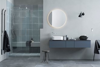 Kaluste AIR 150, väri Slate Grey, pesuallashana SLEEK ja peili LOOX 70. Suihkuseinä TRAC 20, kattosuihku MIST ja pyyhekuivain BOW.