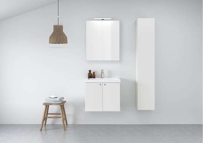 Kaluste VISKAN PRO Solid 60, väri Premium White, nuppi SPOT. Posliinipesuallas. Pesuallashana CASUAL, kromi. Peilikaappi STORE PRO.
