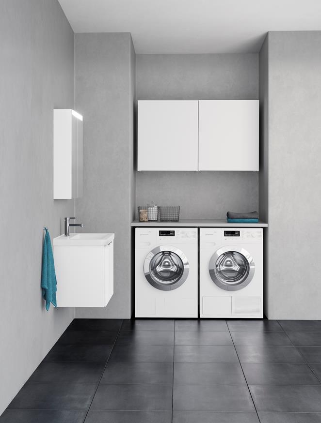 Kaluste VISKAN PRO Solid 60, väri Premium White, vedin THIN. Posliinipesuallas. Pesuallashana CASUAL, kromi. Peilikaappi STAGE 60.
