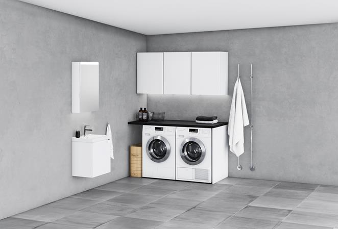 Kaluste VISKAN PRO Solid 50, väri Premium White, vedin THIN. Posliinipesuallas. Pesuallashana CASUAL, kromi. Peilikaappi STAGE 50.
