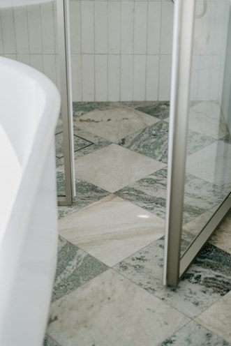 INR Maalaisromanttinen kylpyhuone suihkuseina Edge 15