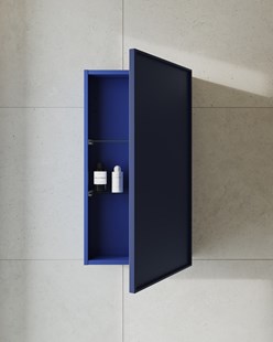 Ett litet blått badrumsskåp som är öppet.