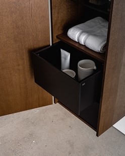 Ett badrumsskåp med låda.