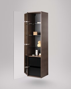 Ett öppet högskåp med spegel.