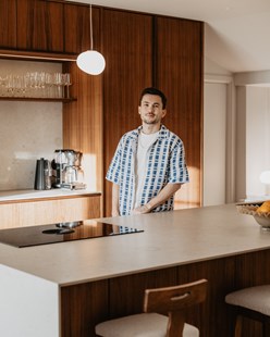 Inspirasjon bad – hjemme hos Paul Rey, som har valgt baderomsinnredning i mørk eik til sitt moderne hjem.