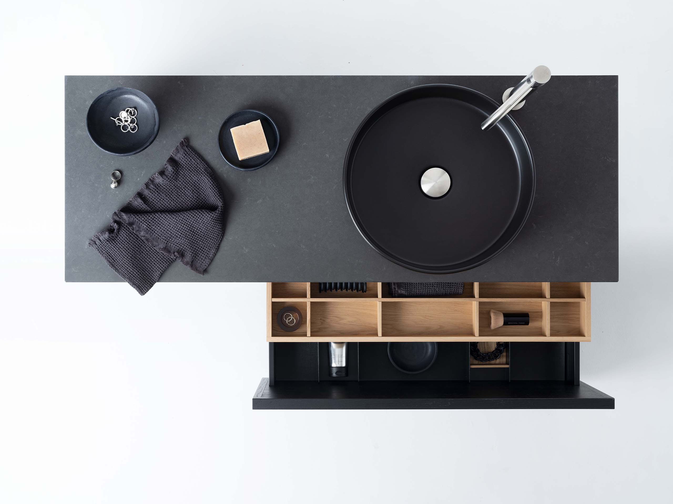 Air Wood 120, Black Oak ja pöytätaso Raven.