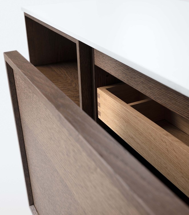 AIR Wood, Dark Oak. Piilotettu sisälaatikko yhtenäisen etuosan takana.
