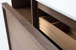 AIR Wood, Dark Oak. Piilotettu sisälaatikko yhtenäisen etuosan takana.