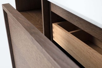 AIR Wood, Dark Oak. Piilotettu sisälaatikko yhtenäisen etuosan takana.