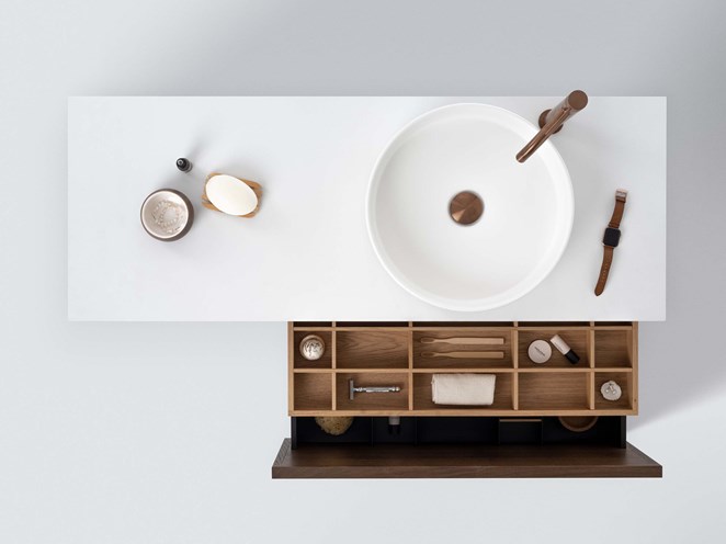 Air Wood 120 C, Dark Oak ja pöytätaso Plain White ja hana, Brushed Bronze.