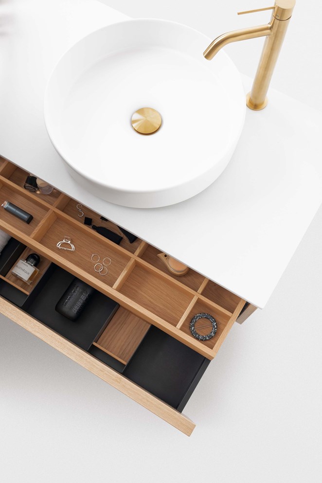 AIR Wood, Natural Oak ja hana, Brushed Brass.
