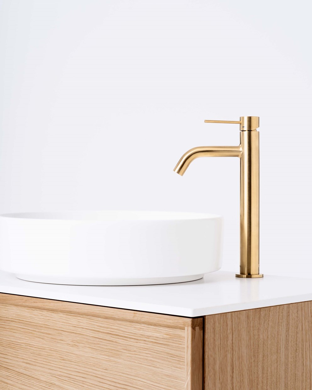 Air Wood, Natural Oak ja Brushed Brass.