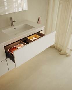 Allaskaluste Core Solid lisävarusteilla Plus Divider ja Plus Light.