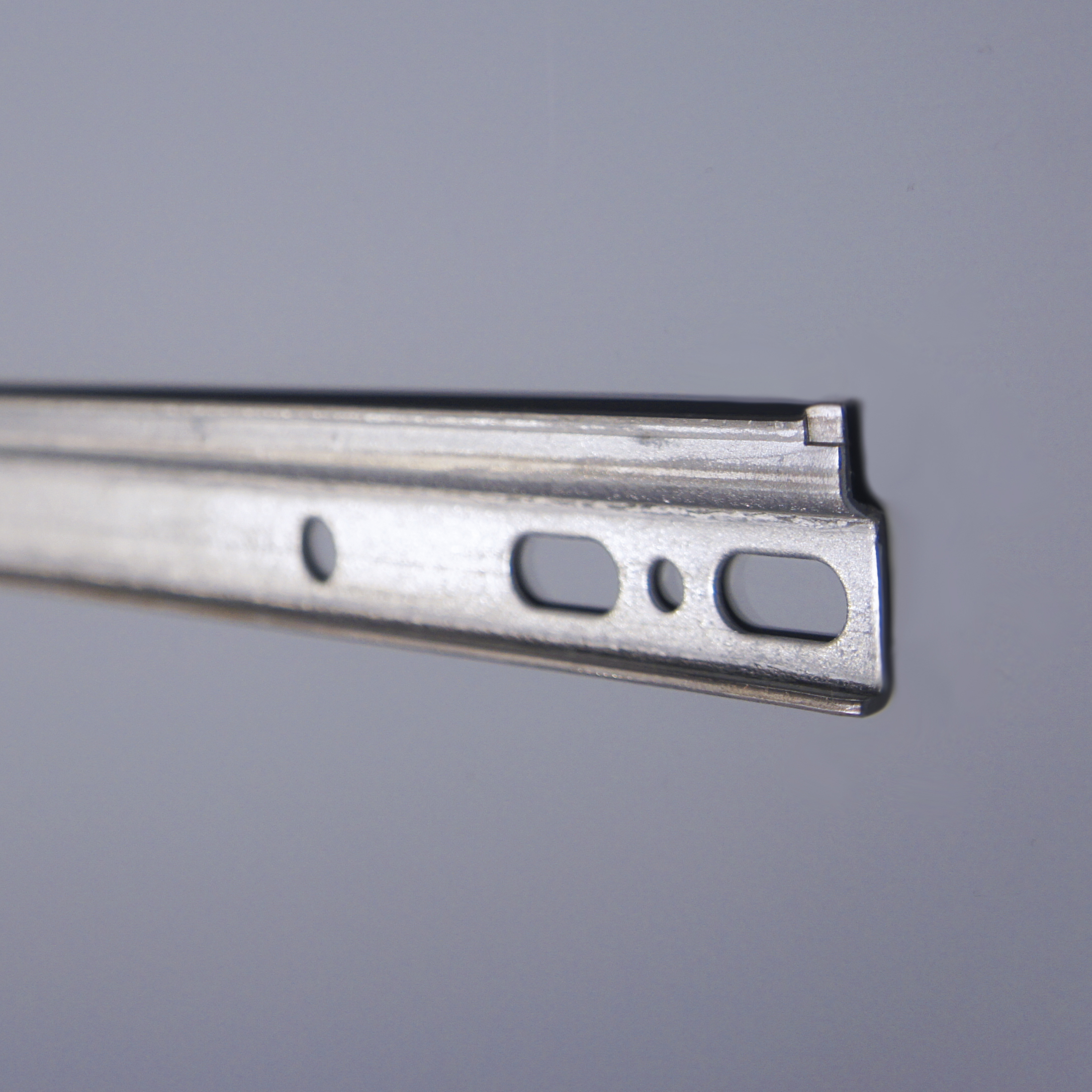 Ripustuskisko seinäkaapin nopeaan, helppoon ja kätevään asennukseen.
