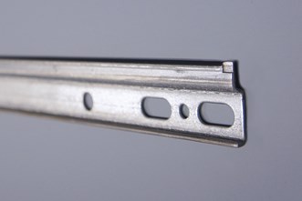 Ripustuskisko seinäkaapin nopeaan, helppoon ja kätevään asennukseen.