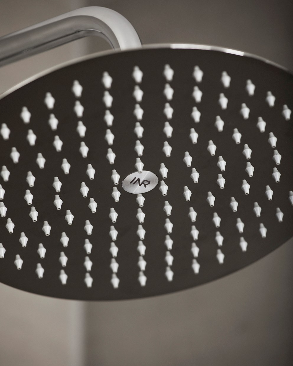 Katto- ja käsisuihkun puhdistaminen on helppoa sisäänrakennetun kumisuodattimen ansiosta, jonka reiät laajenevat vedenpaineen mukaan.