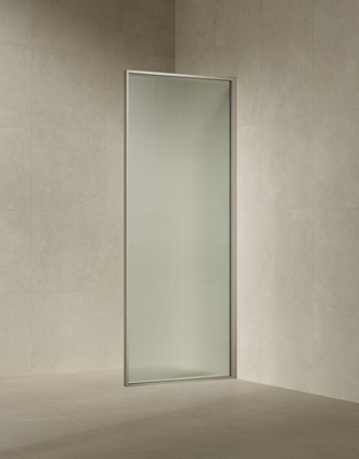 Edge 20 Stone, Sway-lasilla ja Stenvide Linen 60x60 -laatalla.