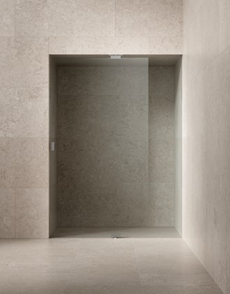 Epic 1 XL Brushed Stainless -viimeistelyssä, yhdistettynä Alvaret Clay 60x120 -laattaan.