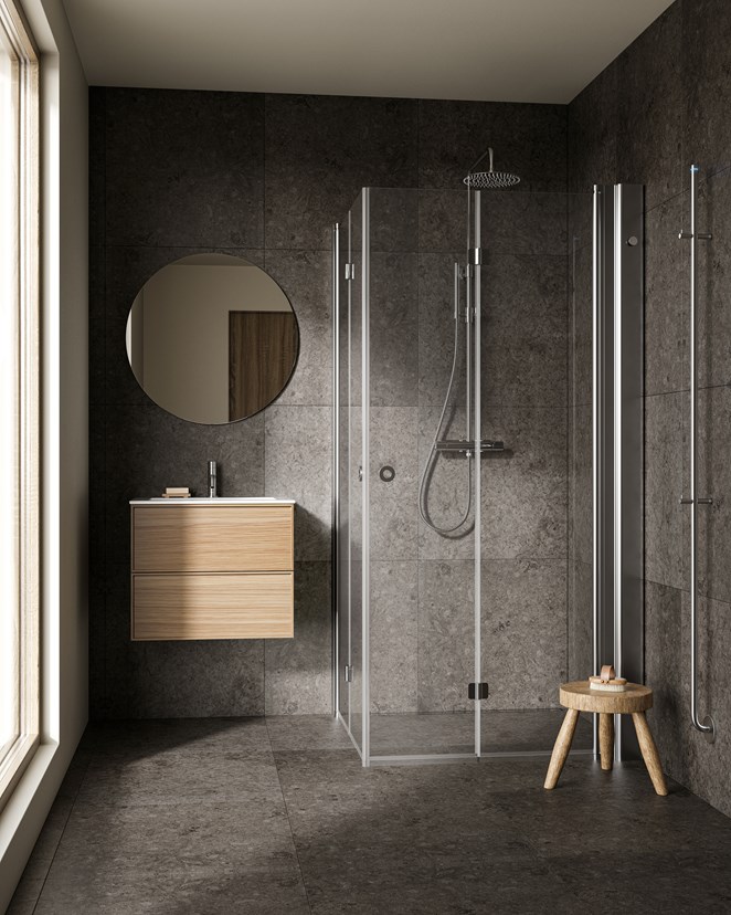 Allaskaluste Core Sense 60 Natural Oak, Smooth-pesualtaalla. Suihkutilaratkaisu Linc Angel Flex Pile-suihkusäilytysratkaisulla ja Mist-kattosuihkulla. Pyyhekuivain Line.