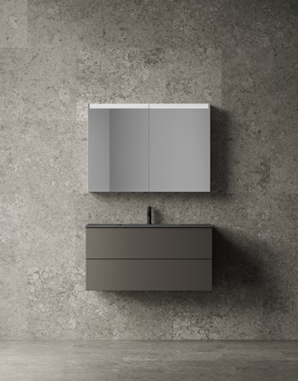 Core Solid 100 sävyssä Carbon Grey, yhdistettynä Alvaret Slate 60x120 -laattaan.