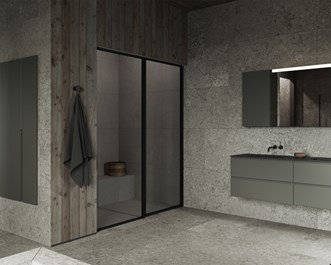 Edge 4 yhdistettynä Alvaret Slate 60x120- ja Stenvide Drift 60x60 -laattoihin. Core Grip 140 sävyssä Carbon Grey.