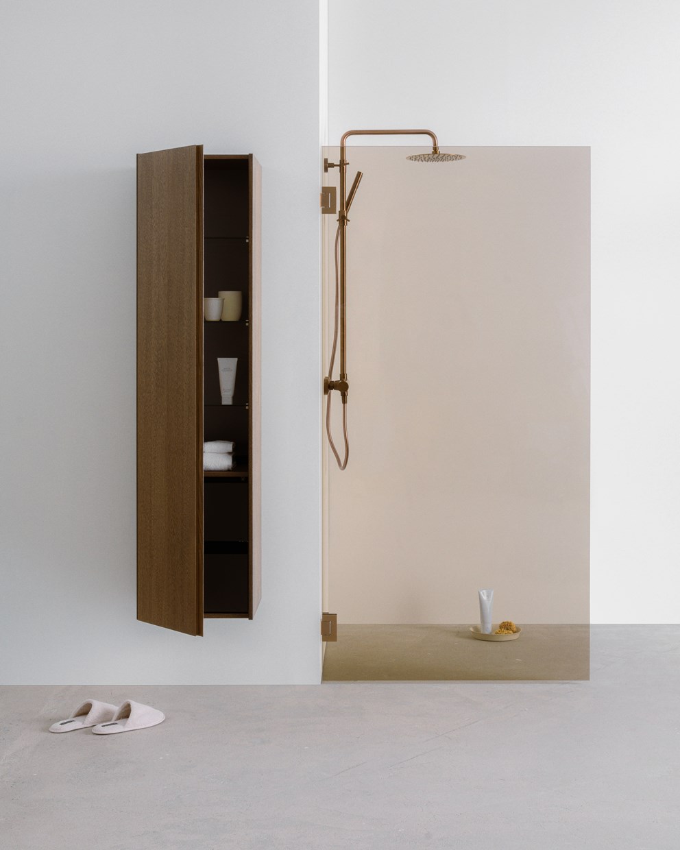 Suihkuseinä Arc 19 Original sävyssä Bronze. Korkea kaappi  Grand Grip 40.