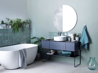 Kaluste AIR 150, väri Slate Grey, Dekton Tundra ‑pöytätaso ja peili LOOX 90.