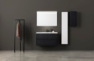 Kaluste GRAND Solid 100, väri Black Oak, Push Tipmatic. Pesuallashana STRICT mattamustana. Peili TOUCH 100. Peilisäilytystila HIDE, väri Black Oak.